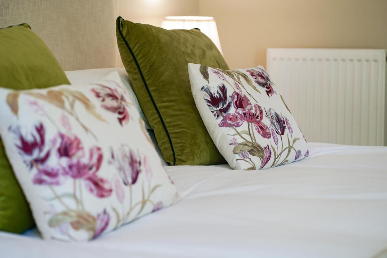 Great Ashley Farm Bed And Breakfast & Shepherds Huts Bradford-On-Avon Kültér fotó