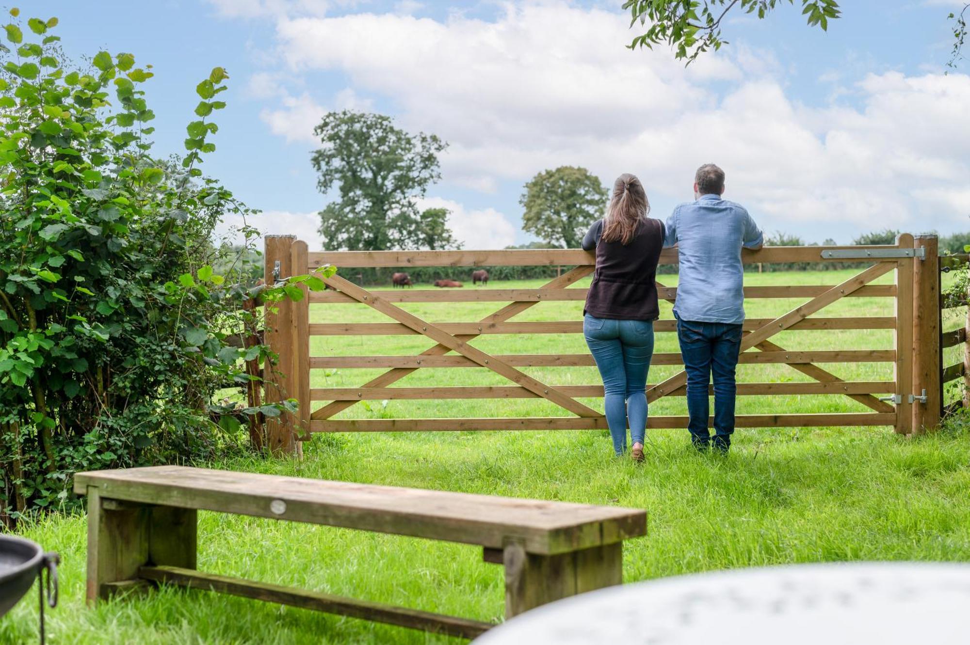 Great Ashley Farm Bed And Breakfast & Shepherds Huts Bradford-On-Avon Kültér fotó