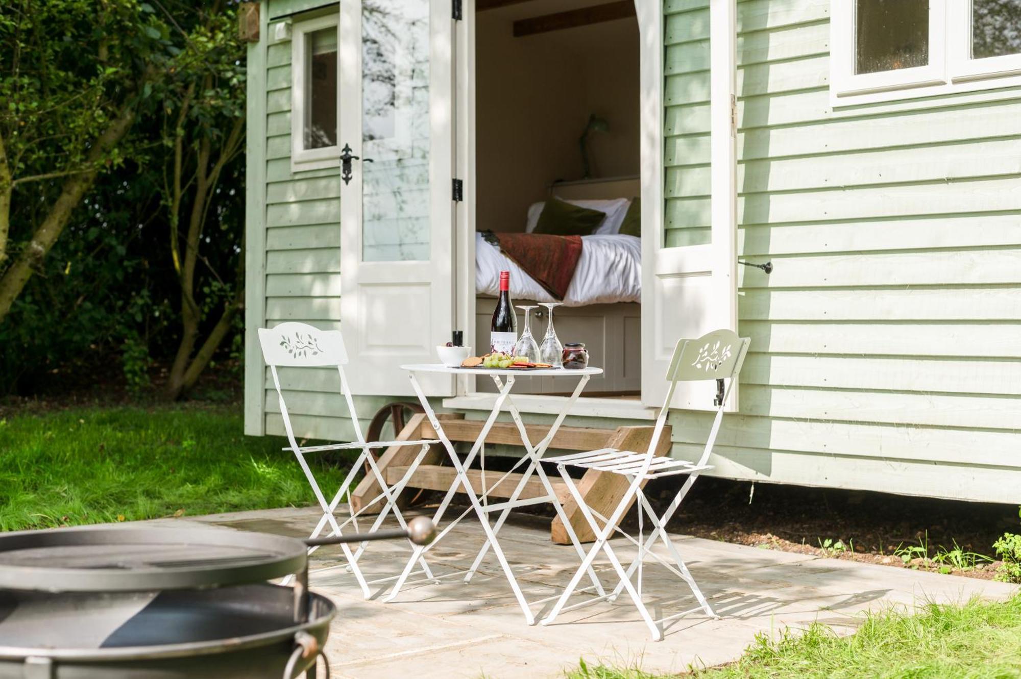 Great Ashley Farm Bed And Breakfast & Shepherds Huts Bradford-On-Avon Kültér fotó