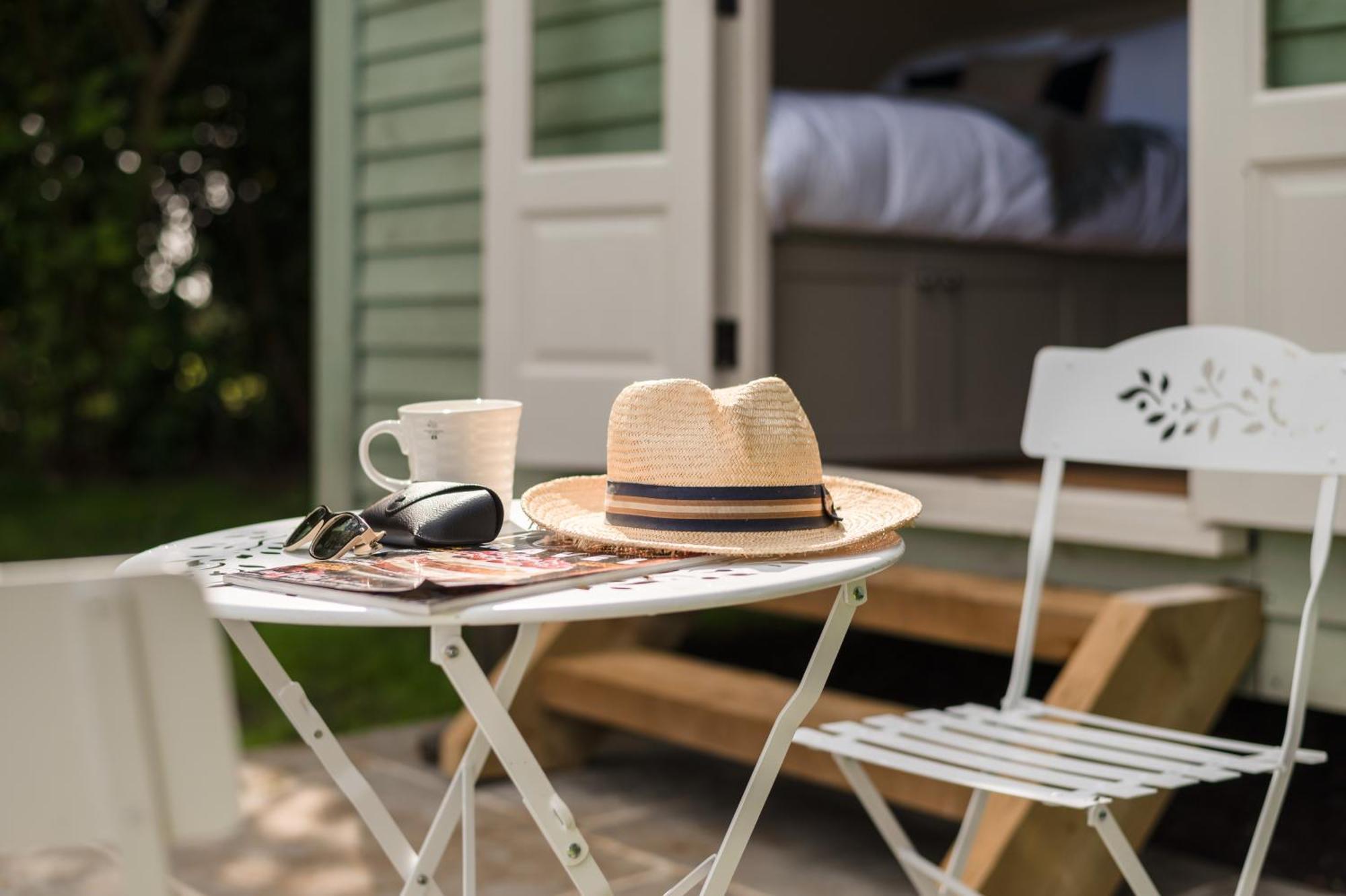 Great Ashley Farm Bed And Breakfast & Shepherds Huts Bradford-On-Avon Kültér fotó
