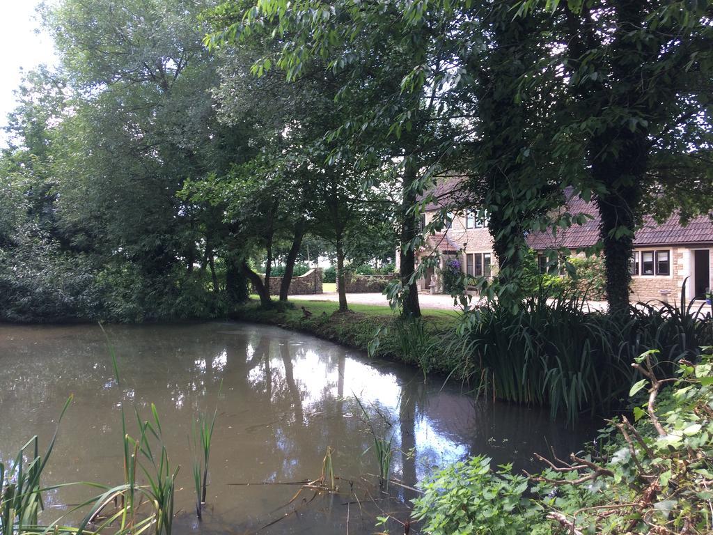 Great Ashley Farm Bed And Breakfast & Shepherds Huts Bradford-On-Avon Kültér fotó